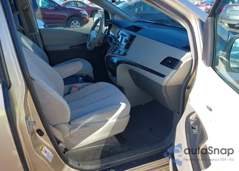 2011 Toyota Sienna Le V6 z USA, uszkodzony, nr VIN 5TDKK3DC4BS044334